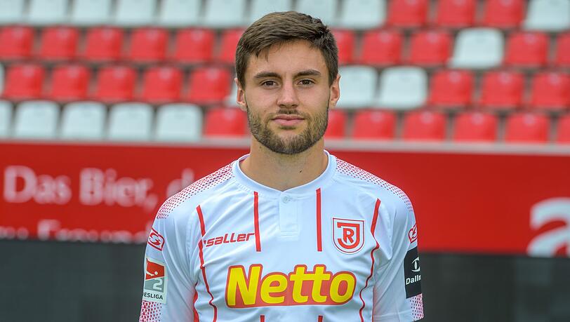 Tom Baack bei einem Fototermin von SSV Jahn Regensburg für die Saison 2019/20.