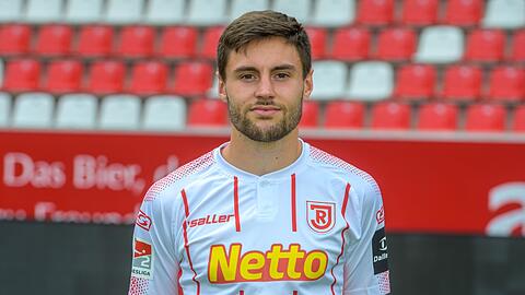 Tom Baack bei einem Fototermin von SSV Jahn Regensburg für die Saison 2019/20.