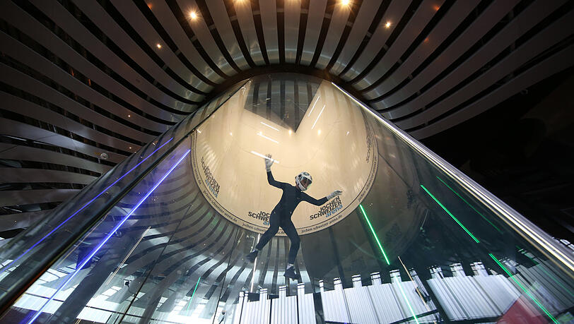 Bodyflying wird der Flug mit Helm auf dem Windstrom der Jochen-Schweizer-Arena genannt. Bodyflying wird der Flug mit Helm auf dem Windstrom der Jochen-Schweizer-Arena genannt.