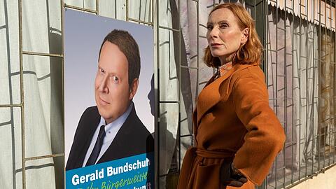 "Familie Bundschuh - Bundschuh vs. Bundschuh": Gundula (Andrea Sawatzki) hat ihren Ehemann Gerald Bundschuh (Axel Milberg) auf einem Wahlplakat entdeckt.