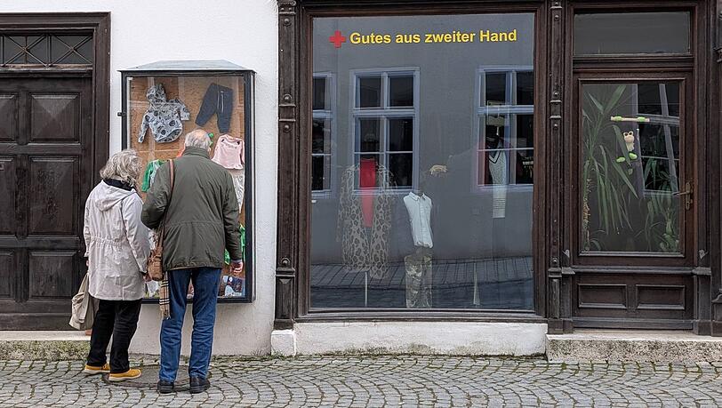 Kann man sich das noch leisten? Für viele Rentner ist das Geld knapp, auch in Bayern - hier vor einem Second-Hand-Geschäft in Nördlingen im Kreis Donau-Ries.