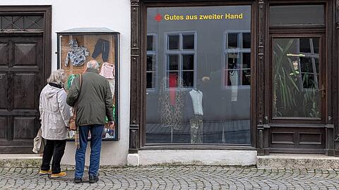 Kann man sich das noch leisten? Für viele Rentner ist das Geld knapp, auch in Bayern - hier vor einem Second-Hand-Geschäft in Nördlingen im Kreis Donau-Ries.