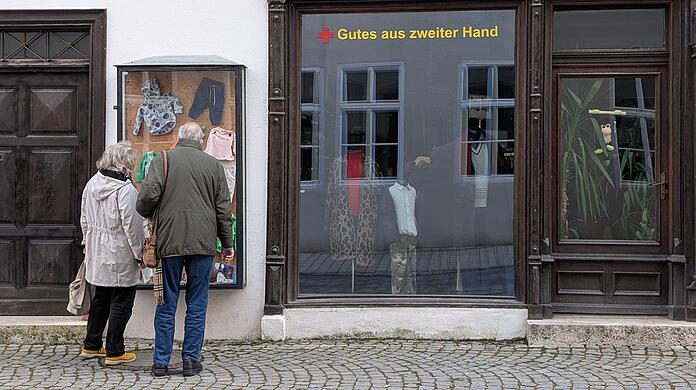 Kann man sich das noch leisten? Für viele Rentner ist das Geld knapp, auch in Bayern - hier vor einem Second-Hand-Geschäft in Nördlingen im Kreis Donau-Ries.