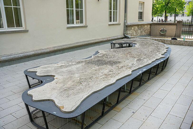Alpenrelief vor dem Alpinen Museum.