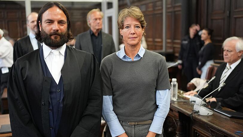 Anwalt Ingo Bott und seine Mandantin Christina Block stehen vor Prozessbeginn im Gerichtssaal.