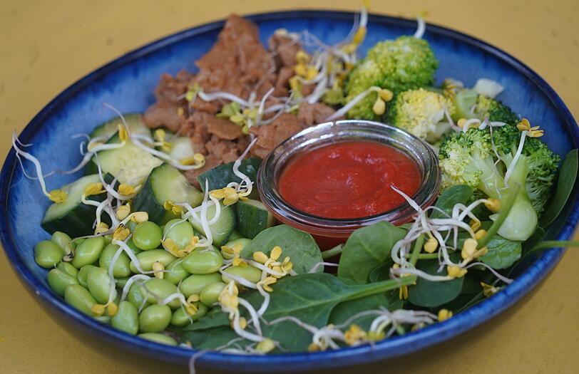 Die Mexican Lover Bowl (14 Euro) mit Chili sin Carne, Sojabohnen, Brokkoli, Roter Bete und Sprossen auf Reisbasis kann noch durch verschiedene Toppings erg&auml;nzt werden.