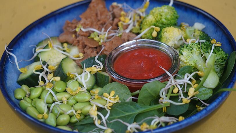 Die Mexican Lover Bowl (14 Euro) mit Chili sin Carne, Sojabohnen, Brokkoli, Roter Bete und Sprossen auf Reisbasis kann noch durch verschiedene Toppings erg&auml;nzt werden.