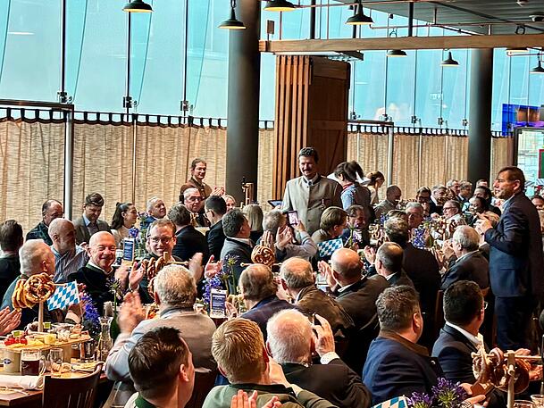 Markus S&ouml;der alias Wolfgang Krebs wird von der Menge unter Applaus empfangen. Krebs tritt beim Airbr&auml;u-Derblecken gleich mit vier verschiedenen Rollen auf.