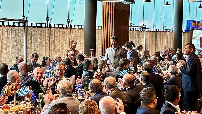 Markus S&ouml;der alias Wolfgang Krebs wird von der Menge unter Applaus empfangen. Krebs tritt beim Airbr&auml;u-Derblecken gleich mit vier verschiedenen Rollen auf.