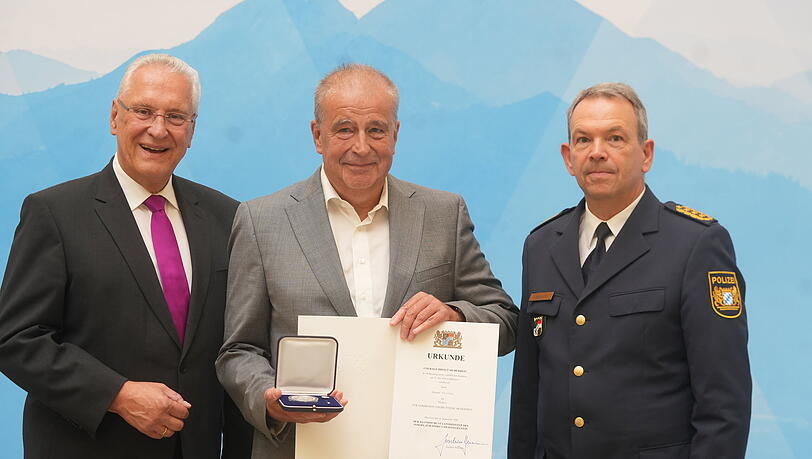 Dietmar Peschke trat Angreifern mit Baseballschl&auml;gern mutig entgegen und erh&auml;lt von Innenminister Joachim Herrmann und Landespolizeipr&auml;sident Michael Schwald die Courage-Madaille &uuml;berreicht.