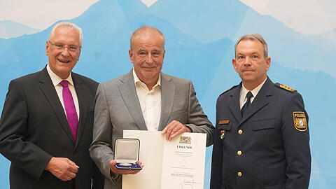 Dietmar Peschke trat Angreifern mit Baseballschl&auml;gern mutig entgegen und erh&auml;lt von Innenminister Joachim Herrmann und Landespolizeipr&auml;sident Michael Schwald die Courage-Madaille &uuml;berreicht.