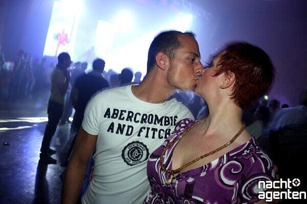 Ob die Besucher der Alten Kongresshalle tatsächlich mit einem Mini im Bett landeten? Das Motto am Samstag jedenfalls lautete: "INXOMNIA - In Bed with MINI". Mehr Bilder unter: www.nachtagenten.de