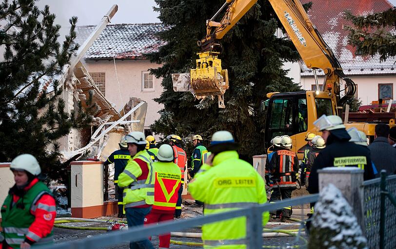 Das teilweise eingestürzte und ausgebrannte Einfamilienhaus in Ingolstadt.
