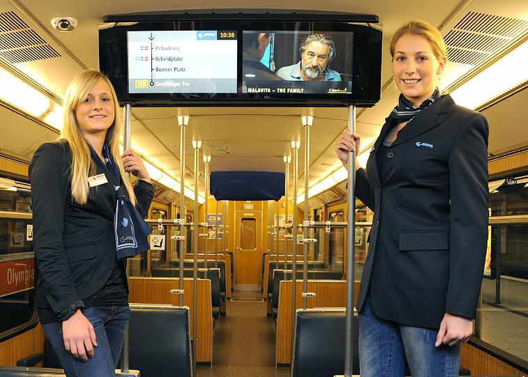 2 MVG-Hostessen stellen das neue U-Bahn-Fernsehen vor