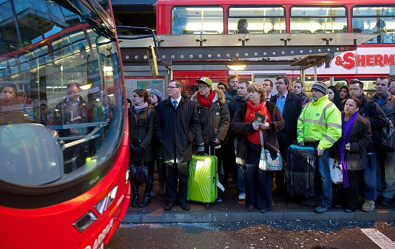 Vergitterte U-Bahnhöfe, Schlangestehen für den Bus, überfüllte Gehsteige: Weil die U-Bahn in London streikt, steht die Themse-Metropole Kopf. Die Bilder.