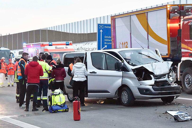 Bilder vom Unfall auf der A 99 bei Ottobrunn.