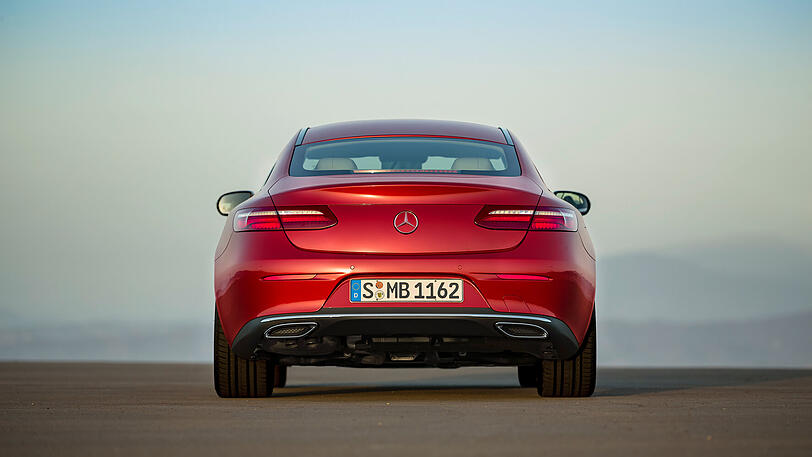 Breiter Radstand, schmale Heckleuchten: Das neue Coupé ist sofort als sportlich-eleganter Mercedes zu erkennen.