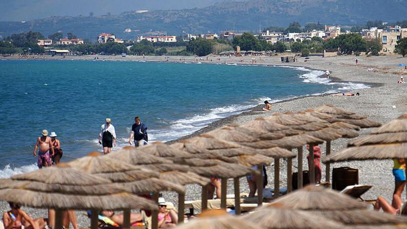Touristen liegen in Kolymvari auf der Insel Kreta am Strand.