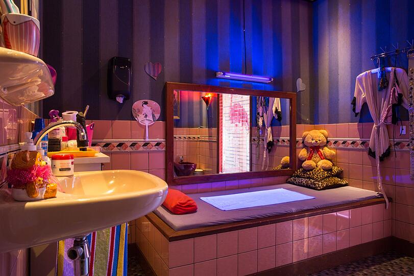 Bad und Waschbecken wie in einem typischen Rotlicht-Etablissement gibt es im Museum Red Light Secrets in Amsterdam zu sehen.