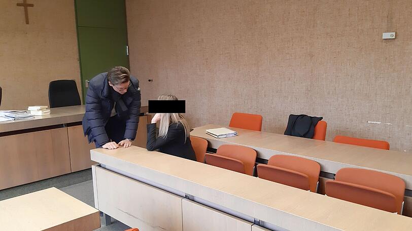 Die Angeklagte im Gespräch mit Anwalt Tom Heindl.
