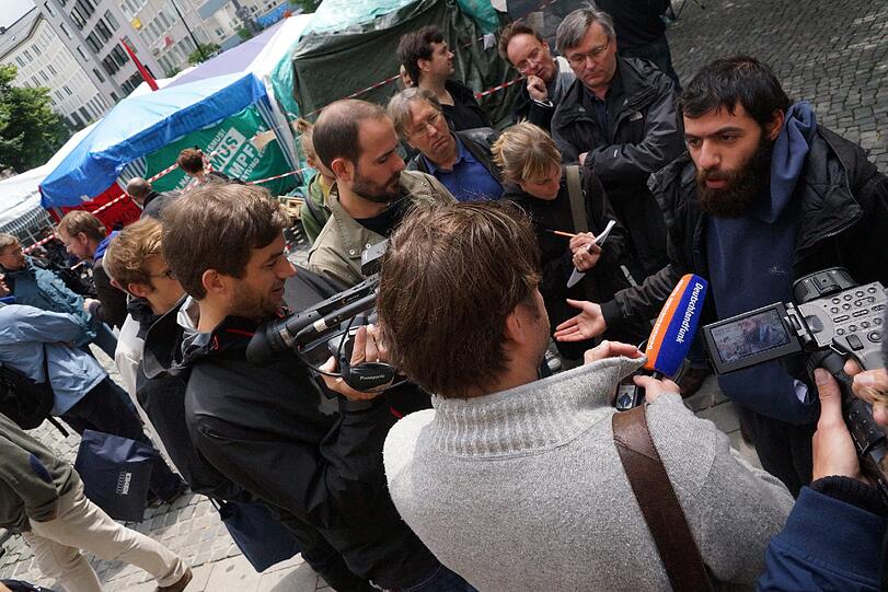 Ein Sprecher gibt am 28.06.2013 Interviews zum Hungerstreik auf dem Rindermarkt.