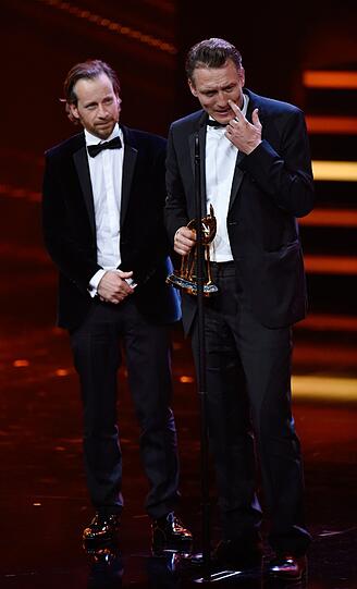 Oliver Masucci (r) und Fabian Busch erhalten den Bambi in der Kategorie "Film National".