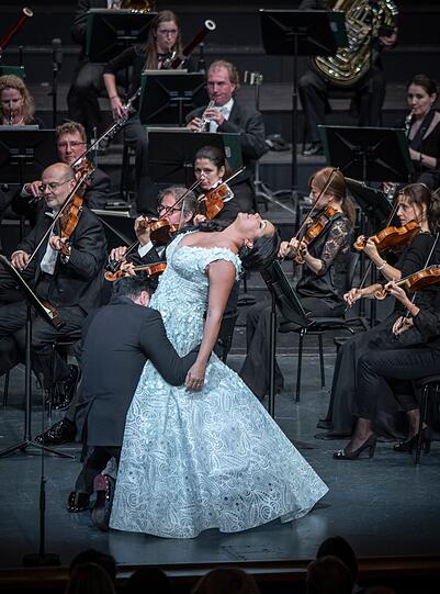 Endlich Glamour: Anna Netrebko, Yusif Eyvazov und das Mozarteumorchester Salzburg im Großen Festspielhaus.