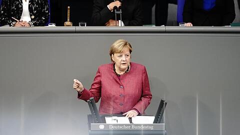 Bundeskanzlerin Angela Merkel (CDU) gibt im Bundestag eine Regierungserklärung zur Bewältigung der Corona-Pandemie ab.