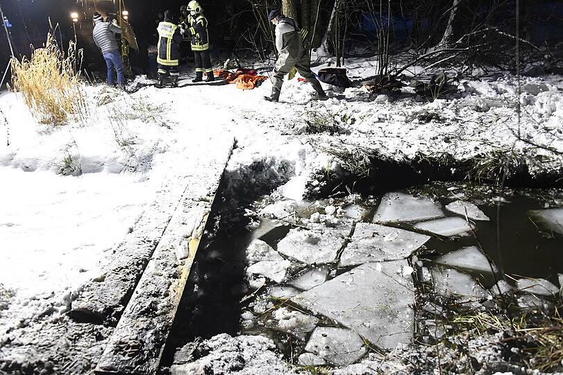 Eine Reiterin war am Montagnachmittag mit der Stute Shakira ausgeritten und dann nahe der Mündung in den Staudhamer See mit dem Tier in das Eis eines zufließenden Baches eingebrochen.