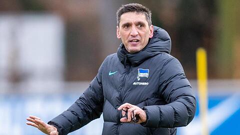 Herthas neuer Trainer Tayfun Korkut leitet die Spieler bei seinem ersten Training nach dem Amtsantritt an.
