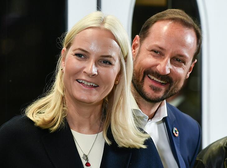 Zusammen machen sie in diesem Sommer die 100 voll: Norwegens Kronprinz Haakon und seine Frau Kronprinzessin Mette-Marit werden beide 50. Das muss natürlich besonders gefeiert werden.