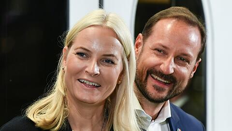 Zusammen machen sie in diesem Sommer die 100 voll: Norwegens Kronprinz Haakon und seine Frau Kronprinzessin Mette-Marit werden beide 50. Das muss natürlich besonders gefeiert werden.