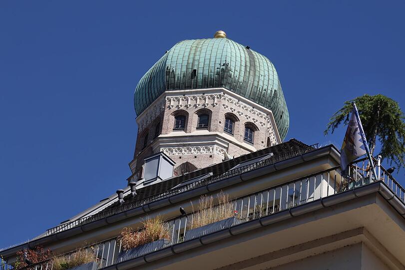 Nette Dachterrasse, finden Sie nicht auch? Kein Zweifel, man kann in München schon sehr, sehr schön wohnen