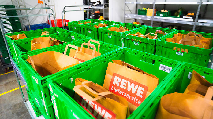An der Rampe laden die Mitarbeiter von REWE die bestellten Waren ein.
