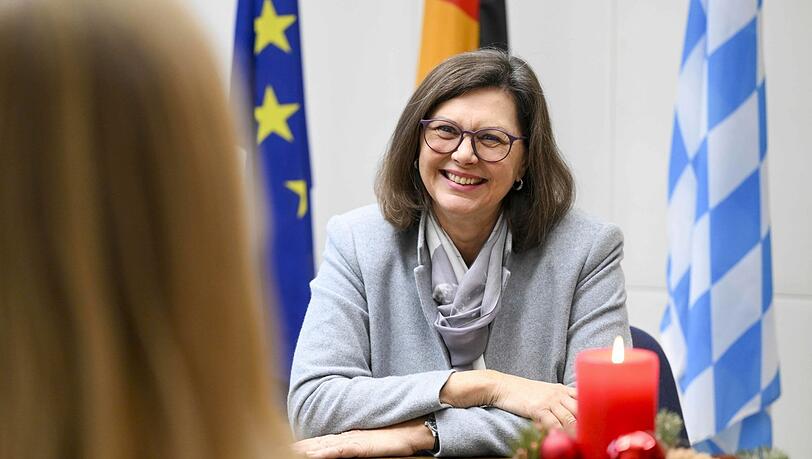 Was man auf dem Bild nicht sieht: In Aigners Besprechungsraum am Landtag hängen noch Luftballons von ihrer Geburtstagsfeier.