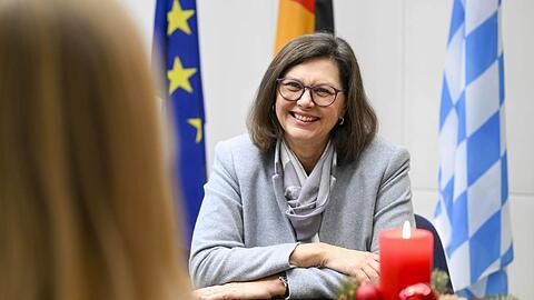 Was man auf dem Bild nicht sieht: In Aigners Besprechungsraum am Landtag hängen noch Luftballons von ihrer Geburtstagsfeier.