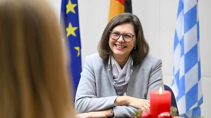 Was man auf dem Bild nicht sieht: In Aigners Besprechungsraum am Landtag hängen noch Luftballons von ihrer Geburtstagsfeier.