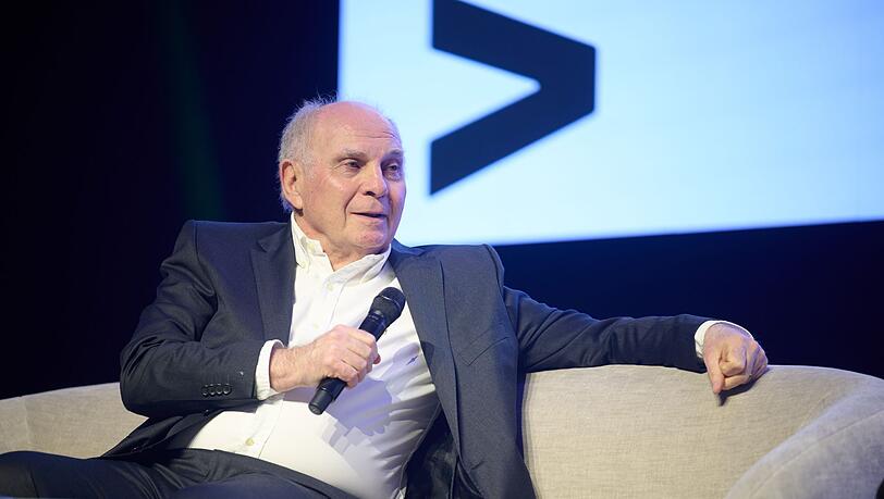 Uli Hoene&szlig; nimmt die Schiedsrichter in Schutz.