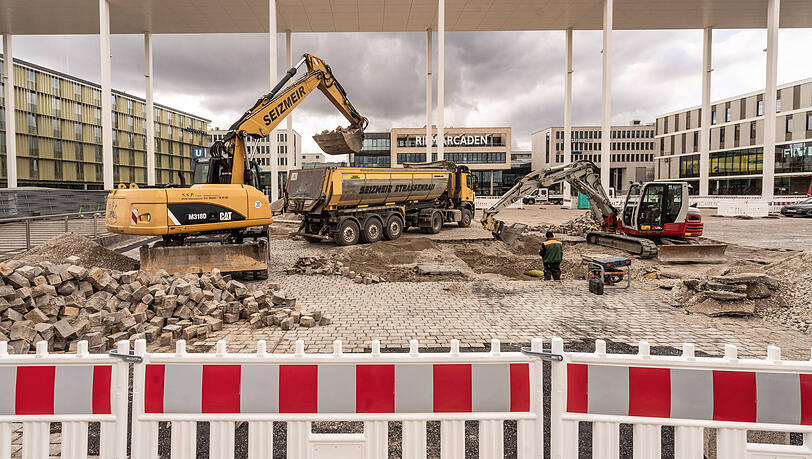 Baustelle vor den Riem Arcaden: Auf stark versiegelten Fl&auml;chen wie hier k&ouml;nnten k&uuml;nftig Klimasteine verlegt werden, die Regenwasser speichern und die Umgebung abk&uuml;hlen sollen.