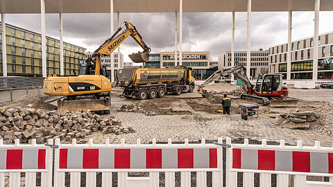 Baustelle vor den Riem Arcaden: Auf stark versiegelten Fl&auml;chen wie hier k&ouml;nnten k&uuml;nftig Klimasteine verlegt werden, die Regenwasser speichern und die Umgebung abk&uuml;hlen sollen.