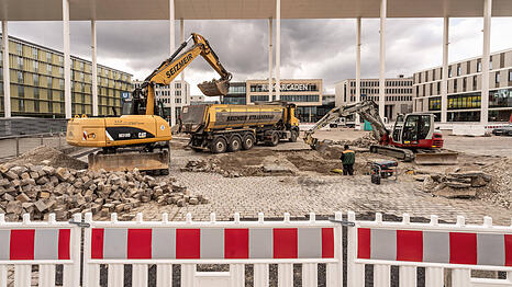 Baustelle vor den Riem Arcaden: Auf stark versiegelten Fl&auml;chen wie hier k&ouml;nnten k&uuml;nftig Klimasteine verlegt werden, die Regenwasser speichern und die Umgebung abk&uuml;hlen sollen.