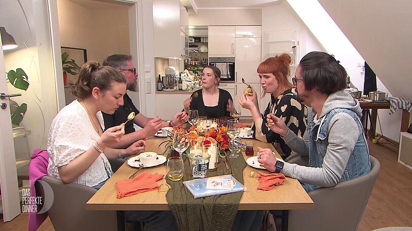 An Tag 3 im Münsterland, dem Vorabend ihres 30. Geburtstags, trifft sich die "Dinner"-Runde bei Johanna in Stadtlohn. An Tag 3 im Münsterland, dem Vorabend ihres 30. Geburtstags, trifft sich die "Dinner"-Runde bei Johanna in Stadtlohn.