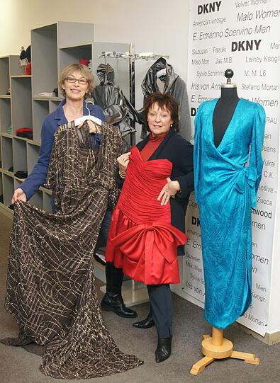 Schauspielerin Ilona Grübel und Margarethe Jonas (r.), die ein Kleid von Christine Neubauer in den Händen hält. Das blaue Exemplar rechts ist von Ruth Maria Kubitschek.