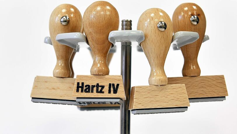 Der Staat darf Hartz-IV-Leistungen niedriger ansetzen, wenn der Empfänger in einer sogenannten Bedarfsgemeinschaft unterstützt wird. Foto: Ralf Hirschberger/Illustration