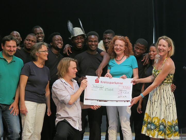 Die Spende übergab die Fraktionsvorsitzende von Bündnis 90/Die Grünen im Bayerischen Landtag, Margarete Bause (4.v.r.), an die Projektleiterin des Münchner Musiktheaterprojekts, Kirsten Piëch (r.)