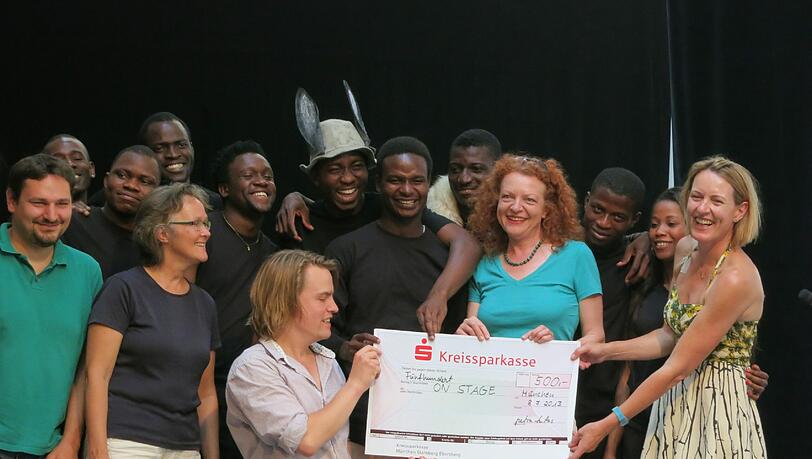 Die Spende übergab die Fraktionsvorsitzende von Bündnis 90/Die Grünen im Bayerischen Landtag, Margarete Bause (4.v.r.), an die Projektleiterin des Münchner Musiktheaterprojekts, Kirsten Piëch (r.) Die Spende übergab die Fraktionsvorsitzende von Bündnis 90/Die Grünen im Bayerischen Landtag, Margarete Bause (4.v.r.), an die Projektleiterin des Münchner Musiktheaterprojekts, Kirsten Piëch (r.)