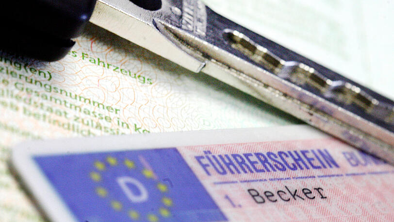 Der Führerschein wird entweder per Post zurückgeschickt oder muss direkt auf der Wache abgeholt werden. (Symbolbild)