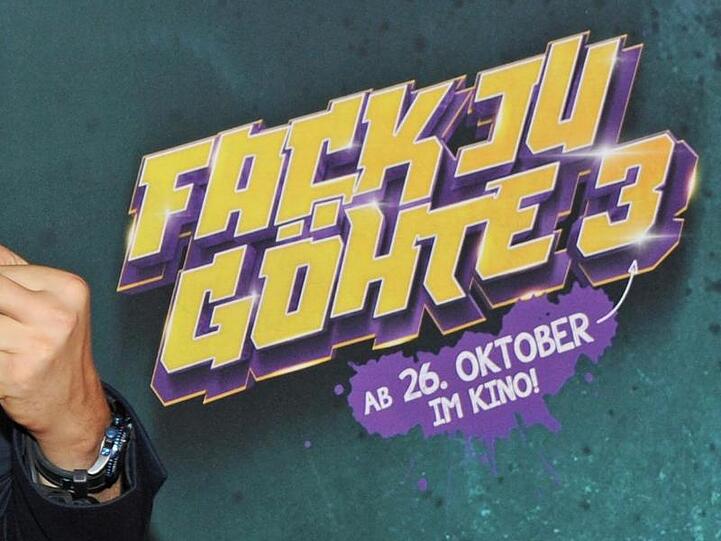 Ein Mann zeigt zur Filmpremiere des Films "Fack ju Göhte 3" vor dem Schriftzug des Filmtitels den Mittelfinger. Foto: Ursula Düren/dpa/Archivbild