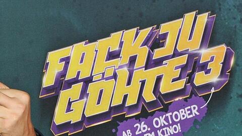 Ein Mann zeigt zur Filmpremiere des Films "Fack ju Göhte 3" vor dem Schriftzug des Filmtitels den Mittelfinger. Foto: Ursula Düren/dpa/Archivbild