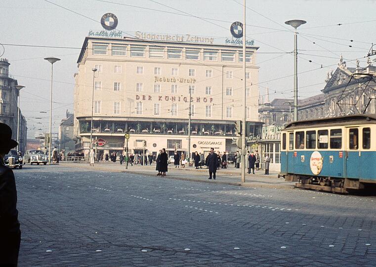 1964 hat der gesamte Stachus noch eine andere Anmutung - und auch das Hotel hat sein Antlitz verändert.
